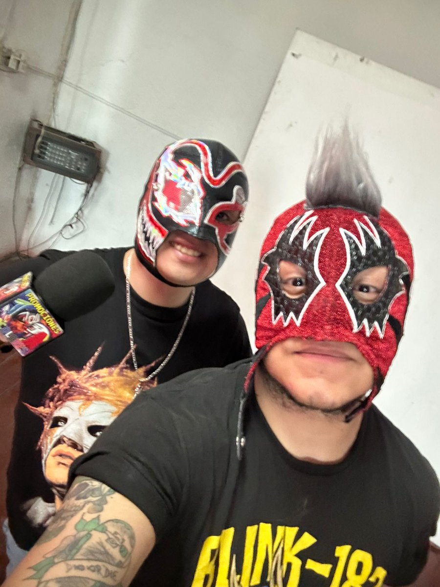 muchamaslucha's tweet photo. La voz juvenil!
#inferno #luchalibre #selfie https://t.co/Eg73uru3Jy
