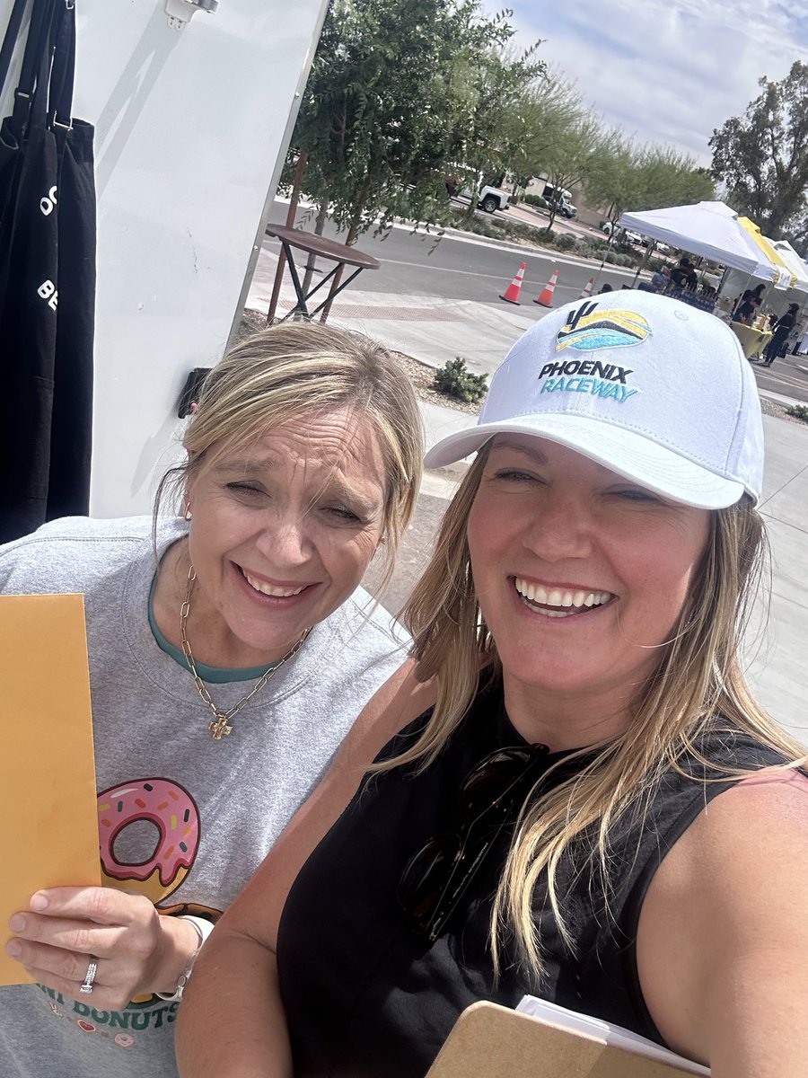 KnowByFruit's tweet image. At the Litchfield Park Farmers Market registering voters! 🌾🗳️
Followed up with Ashley — brought paper forms for her whole family after trouble with online registration. I’ll keep following up until she’s registered.
Who’s next?
#LitchfieldPark
#FarmersMarket