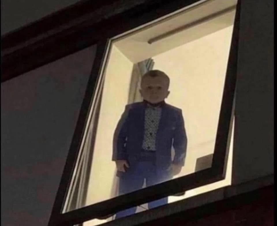 El wey que compro su boleto VIP para el concierto, viendo como los que están en general se divierten más