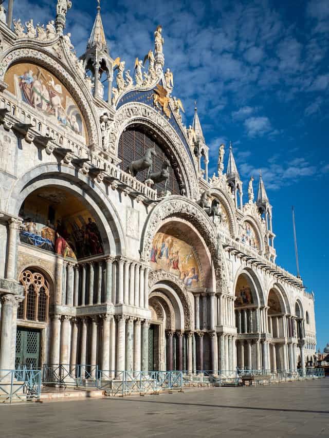 1981Sanctuaries's tweet image. Golden hour at the Basilica di San Marco hits differently. No matter how many times you see it, that Venetian skyline never gets old. 
#Venice #Venezia #ItalyTravel #StMarks #GoldenHour #BucketList #ExploreItaly #TravelPhotography