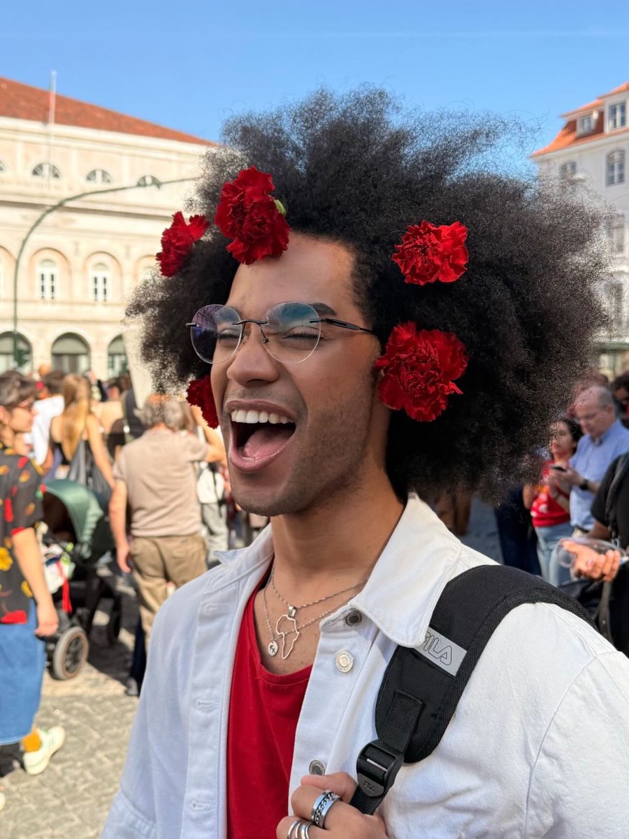 DennisCorreiaw's tweet photo. #25deAbril sempre! https://t.co/shyQdSKJuO