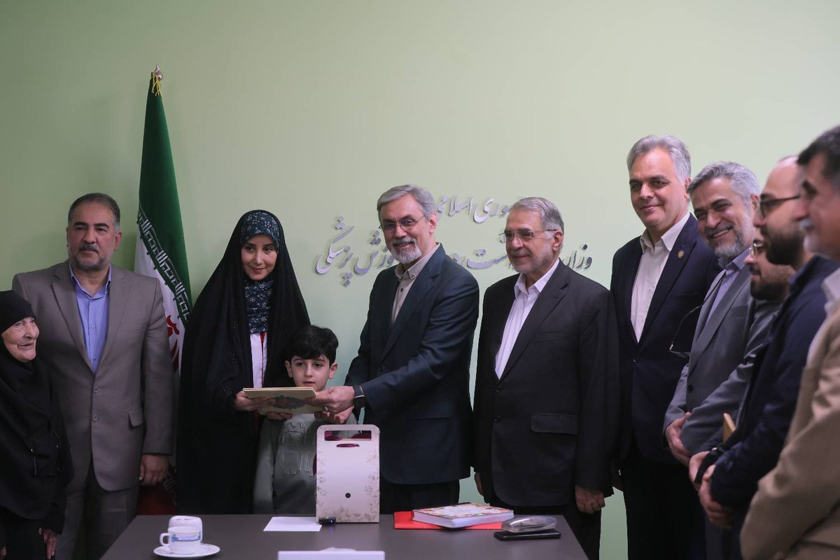 AJafarian1's tweet photo. #پرستار سلیمی با حرکتی بسیار زیبا و مسئولانه، نماد نوعدوستی و تعهد حرفه‌ای کادر سلامت در #جنگ_رمضان شد.
همکاران زیادی مانند او داریم که #ایران به وجودشان افتخار می‌کند. https://t.co/aAkh9TDV9Q