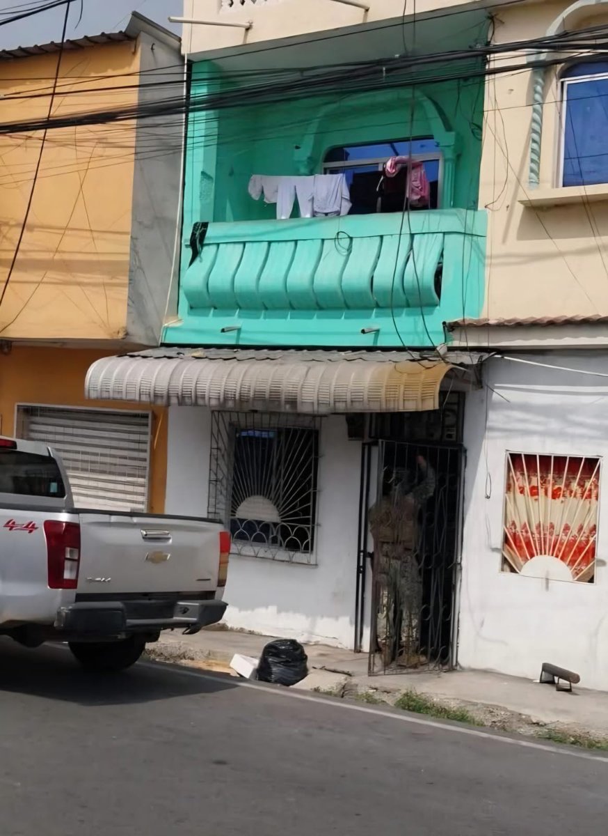 DefensaEc's tweet photo. 🚨#URGENTE

 ¡CAE ALIAS “BARTOLO”CABECILLA DEL GRUPO DELICTIVO LOS LOBOS! 

➡️Una operación Militar con ayuda del centro de inteligencia permitió ubicar y detener a un ciudadano vinculado a actividades delictivas, considerado un objetivo relevante dentro de una organización criminal que opera en la ciudad.

📌Se trata de Jorge G., alias “Bartolo”, quien mantenía una boleta de captura vigente por el delito de asesinato. El aprehendido presuntamente integraría la estructura del grupo armado organizado “Los Lobos”, liderado por alias “Calaca”.

📍La intervención fue ejecutada por las @FFAAECUADOR a través del @EjercitoECU en el sector Batallón del Suburbio, parroquia Febres Cordero, cantón #Guayaquil, provincia de #Guayas.

Las Fuerzas Armadas reafirman su compromiso de continuar actuando con firmeza garantizando la seguridad de la ciudadanía.🇪🇨🤝