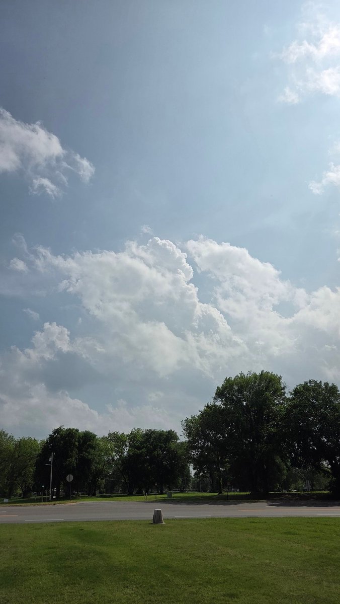 JonTheStormGuy's tweet image. Tower attempting to blow up near Davis #oklahoma 

@NWSNorman