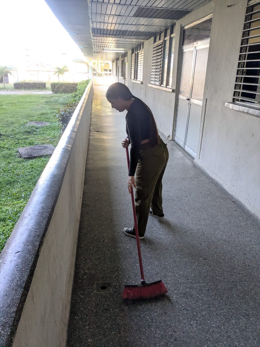 Trabajadores de la Dirección General de Salud , Municipio Pinar Del Río, participan en trabajo voluntario en el Hospital Abel Santamaría ,apoyando en la limpieza e higienización de esta institución.
#PinarDelRío
#UnidosXCuba
#LaPatriaSeDefiende