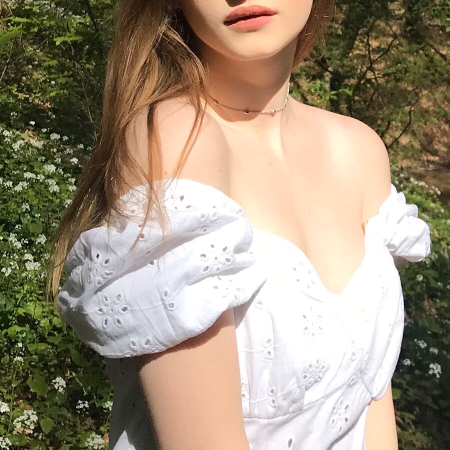 Fatima3687's tweet photo. A white dress and sunshine are the perfect match for spring 🌿✨

#SpringIsHere #WhiteDressOutfit #FreshStyle https://t.co/Sice1nQFQh