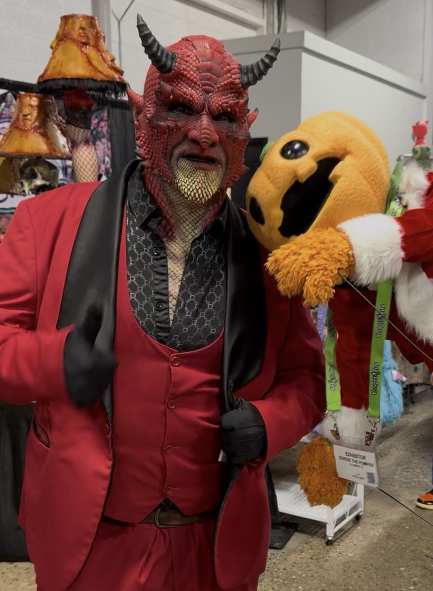 atmosfx's tweet image. Made some great new fiends at East Coast Haunters! #illumibot #benq #digital decoration #projectionmapping #atmosfx