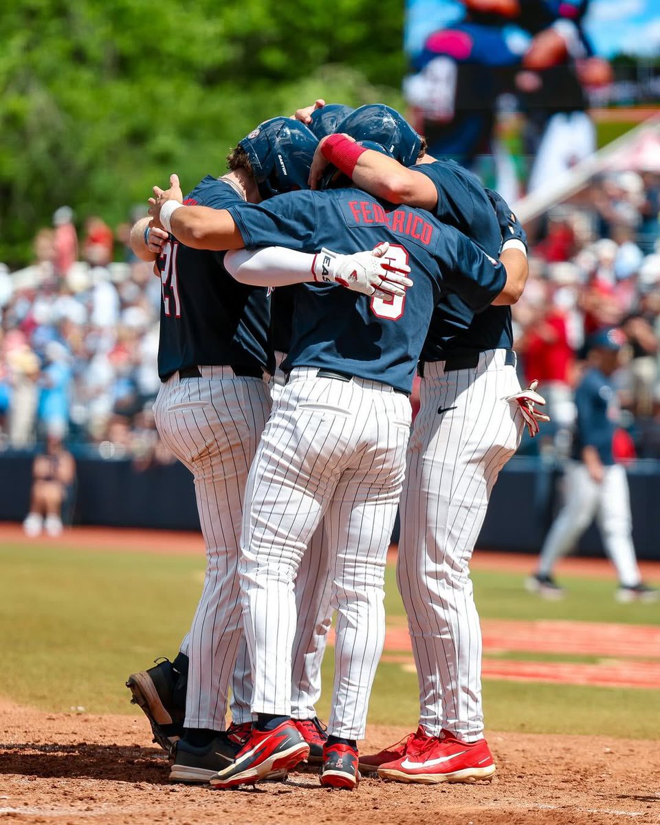 NCAABaseball's tweet image. REBS WITHIN ONE 🫨

Ole Miss comes back within one behind Georgia following a Grand Slam and 3 solo shots!

#NCAABaseball x 📸 @OleMissBSB