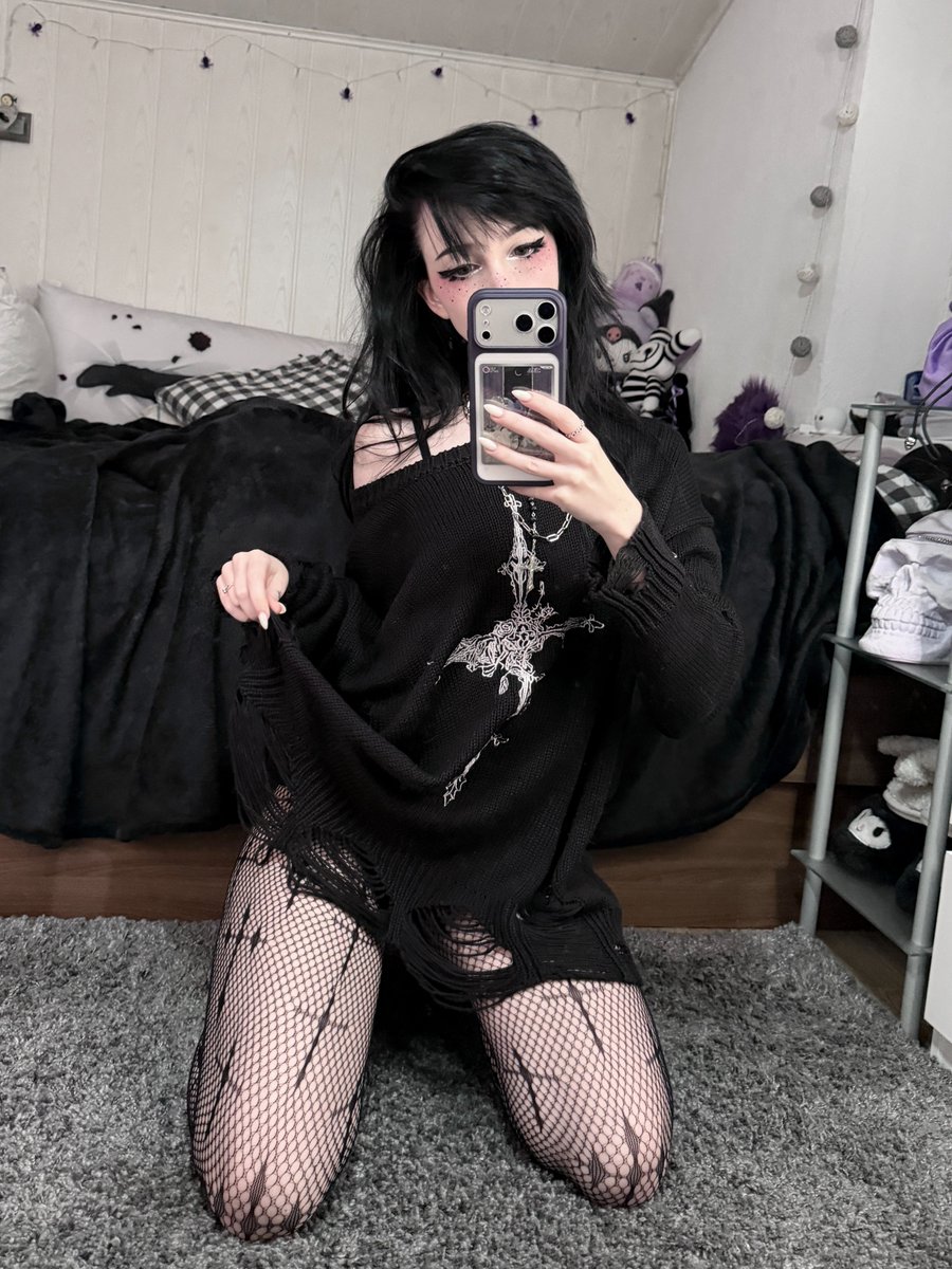 first thought? or no thoughts? 👀

#altgirl #egirl #gothgirl #uwu
