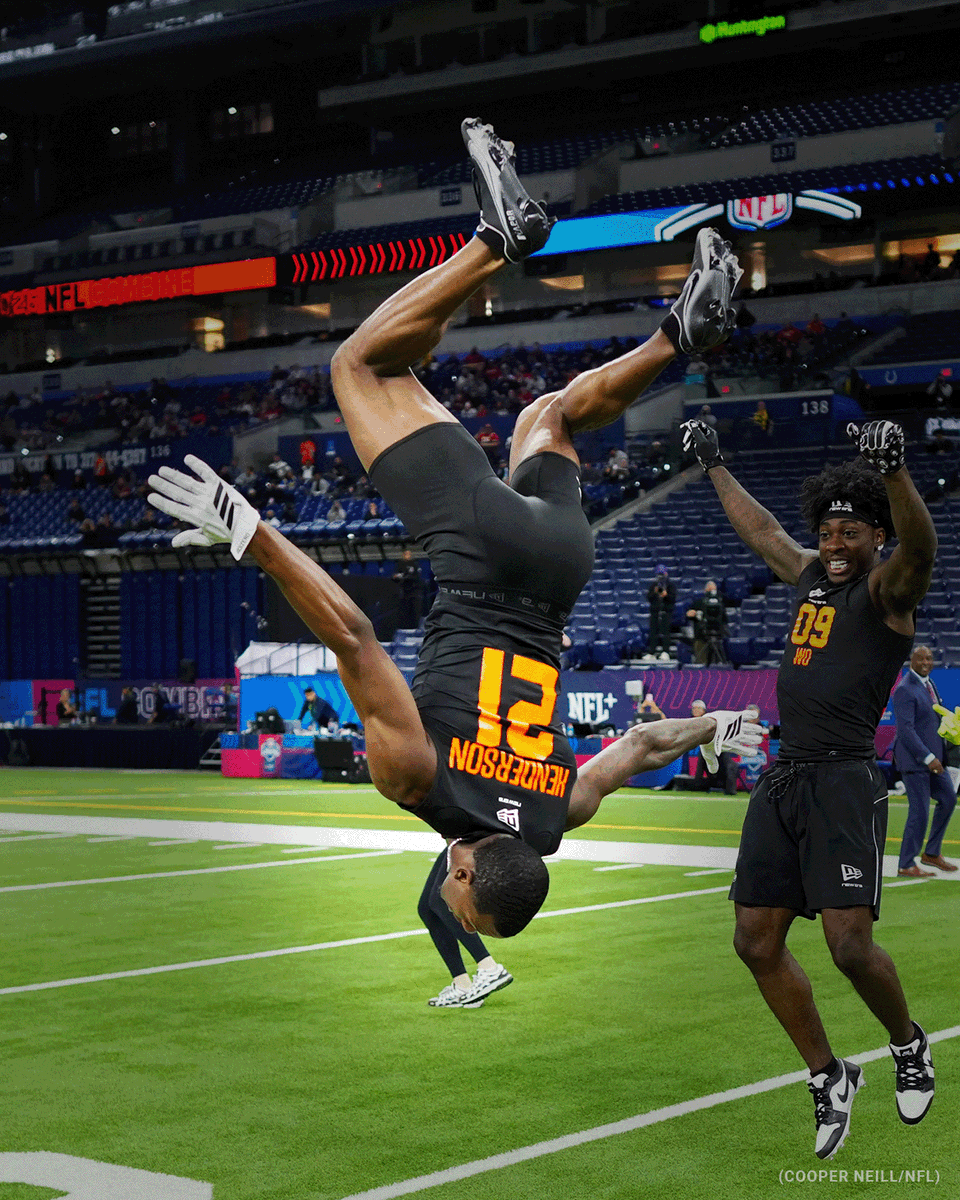 Seahawks's tweet photo. 21 upside down is 12. 😏 @emmanuelhende17 https://t.co/s8cKEcBvHv