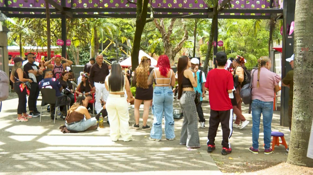 La emoción por el concierto de Ryan Castro ya se siente desde las afueras del estadio Atanasio Girardot. 

Desde tempranas horas, cientos de fanáticos comenzaron a llegar para asegurar su ingreso a uno de los eventos más esperados del año en Medellín.

Habitante Siete estuvo en