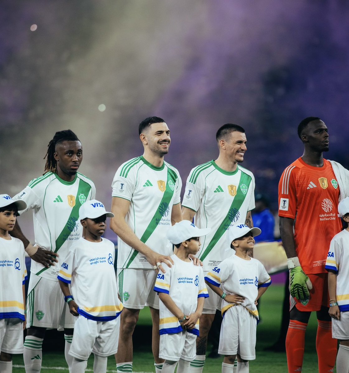 A Millî futbolcumuz Merih Demiral’ın takımı Al-Ahli, AFC Şampiyonlar Ligi finalinde Machida Zelvia'yı normal süresi 0-0 biten karşılamanın uzatma dakikalarında bulduğu golle 1-0 mağlup ederek şampiyon oldu. 🏆

Finalde 120 dakika forma giyen ve AFC Şampiyonlar Ligi kupasını iki