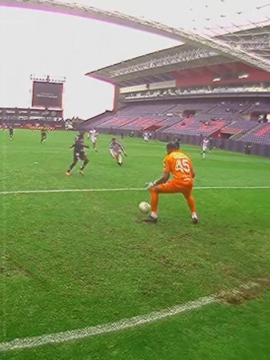 MrOFFSIDER's tweet image. IDV 2-1 LEO (78') - Nazareno es la figura de Leones...