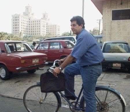 Periodista:
¿Le gustaría ser el Presidente de Cuba?

Oswaldo Payá:
"No estoy esperando ser el presidente de Cuba. 
Estoy esperando poder vivir en paz con mi familia en Cuba, en Cuba libre, en medio de la reconciliación y donde todos puedan elegir libremente su presidente..."