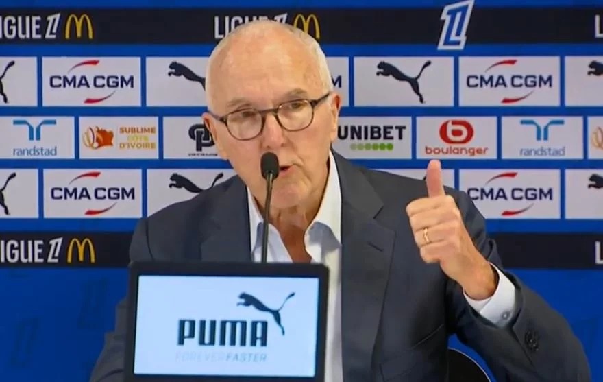 FCMarseille's tweet image. MCCOURT FACE À SES JOUEURS

Ce vendredi, il s'est présenté au centre Robert Louis-Dreyfus et a fait part de son mécontentement sur le niveau affiché et sur les ambitions toujours présentes ! 🗣

Il en a profité pour valider la déclaration forte de Mehdi Benatia. 

#OM #TeamOM