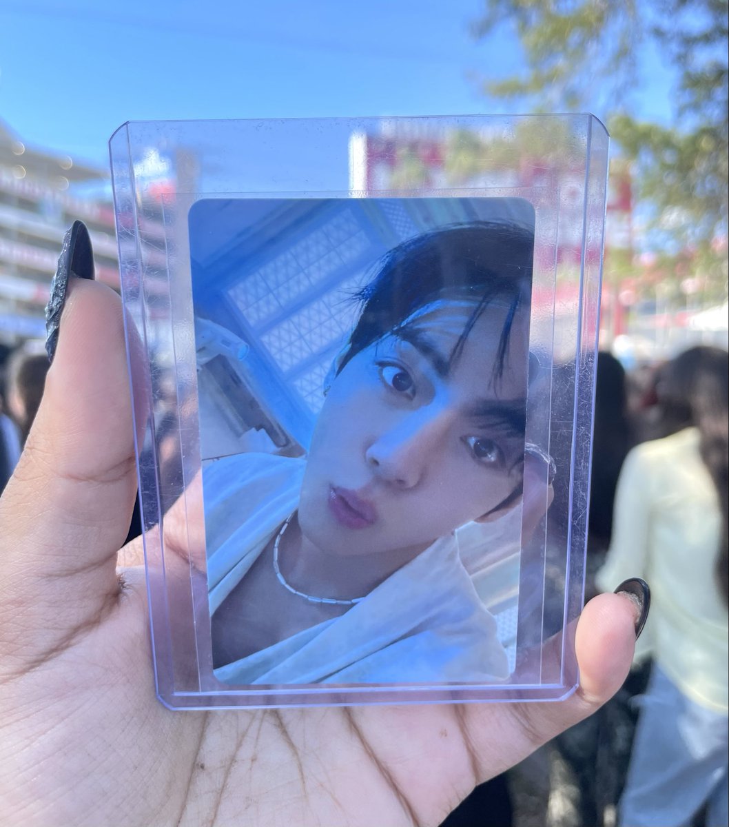 honeyboypjm's tweet photo. I have a Tae lucky draw for tampa, If anyone has a JK lucky draw for trade i’m by the fifth third bank entrance parking area :) #BTS_ARİRANG #bts_ari̇rang_tampa #bts #btstour #bts_tampa #btstrades https://t.co/J0XpXkr8uR