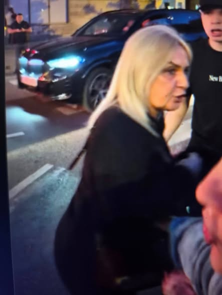 Radikalska, Sns vreća govana iz Zemuna, zove se Elizabeta Vučenović
Ona je sinoc na skupu u Zemunu davila Studentkinju. Pandurske ćaci Sns pičke na pozive gradana nisu reagovale!