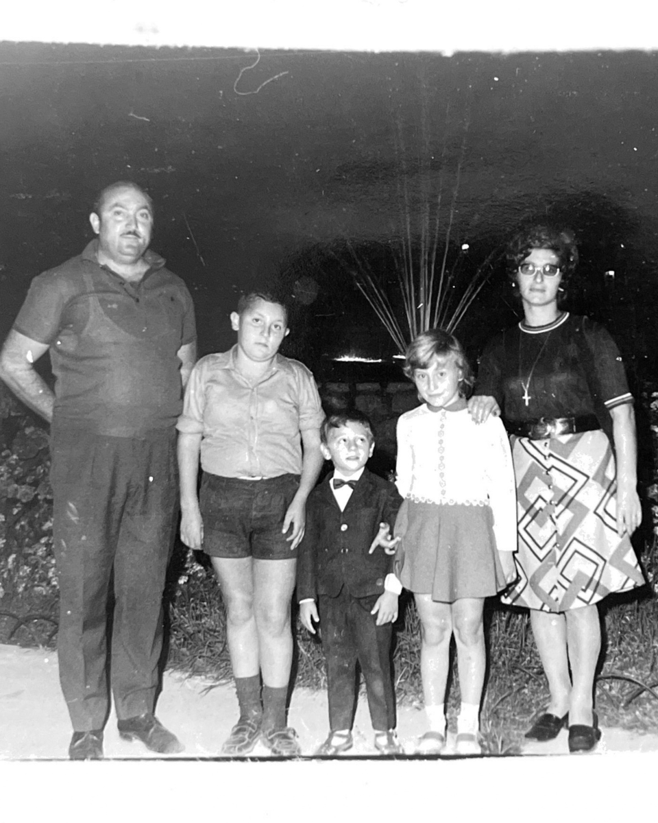 ANT1TV's tweet image. Βρες τον Τάκη Ζαχαράτο σε κάθε φωτογραφία. Σου δίνουμε και ένα hint!

▶️ Μαθαίνουμε τα πάντα για τη ζωή του στο #Moments, το Σάββατο 09/05 στις 21:00 στον ΑΝΤ1.

#ant1tv #StayTuned