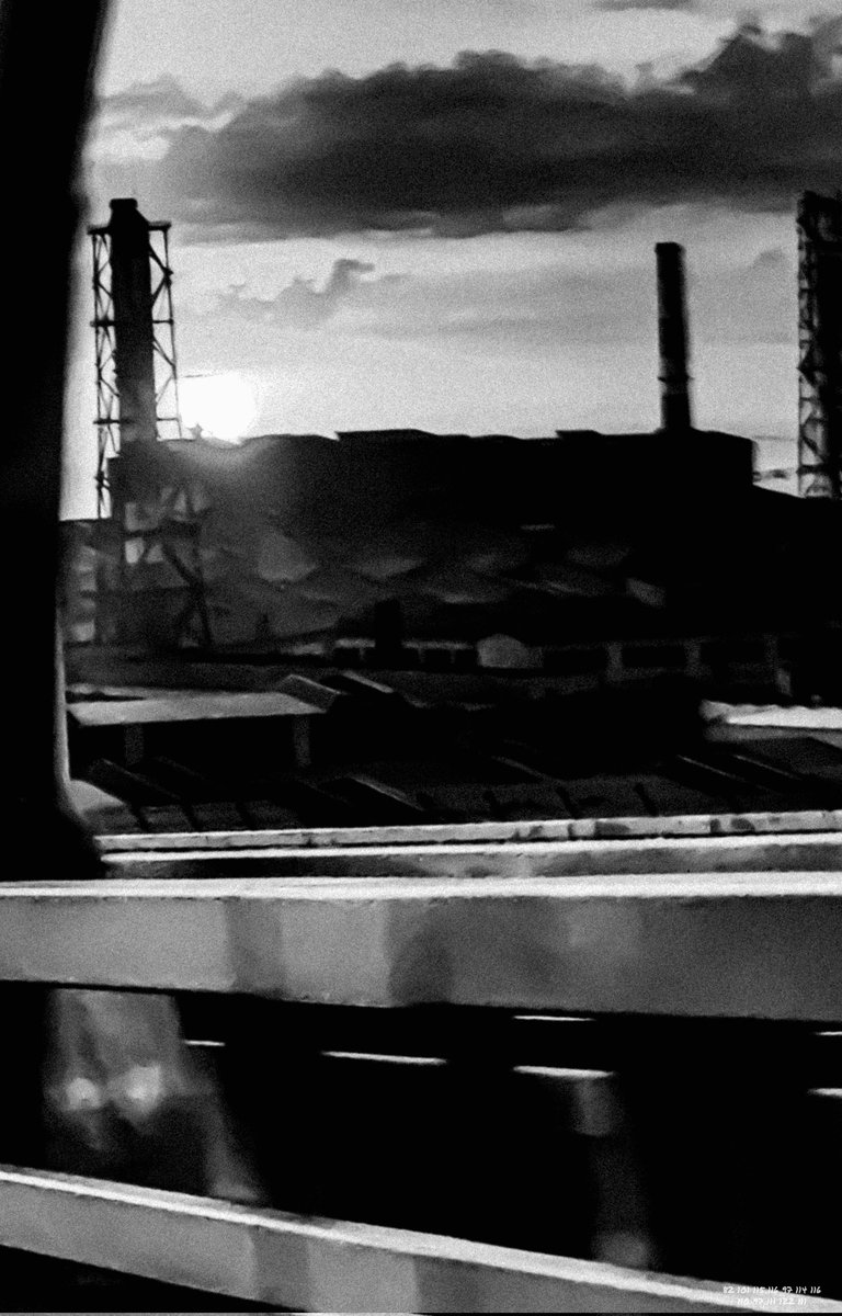 naozoom3970's tweet image. Day481【Restart】
The Japanese translation is followed by an English translation.
#monochrome
#NFTs
#photopoetry

NZPHOTOGRAPH &amp;amp; naozo

Day481 再始動【Restart】

DEAR naozo,

入れろ

火を

もう一度

同じ手順でいい

だが
同じ温度でやるな

前回の灰を
残したまま
点けろ