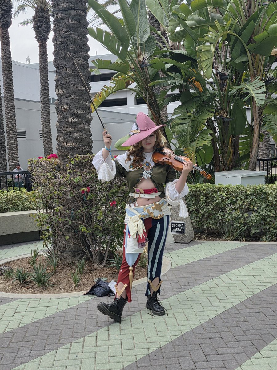 DestinyZatoshi's tweet image. Stepped outside for some air and sun, came across an IRL bard performance! Very skilled musician, was amazing to listen to the ff music #fanfestffxiv #bard
