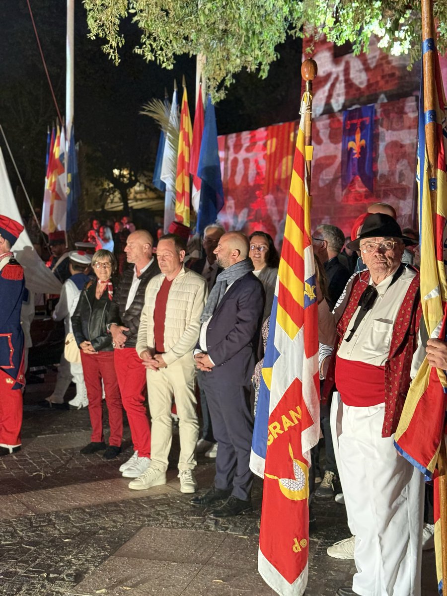 david_rachline's tweet photo. Fréjus vibre au rythme de la #Bravade ! 🔥

Accueil place Formigé, salves d’honneur qui résonnent, tromblons et tambours : un moment hors du temps, entre ferveur, #tradition et spectacle ! Une soirée unique où l’histoire de Fréjus se vit pleinement. 🔴⚪️ https://t.co/PTlm9tP6Hv