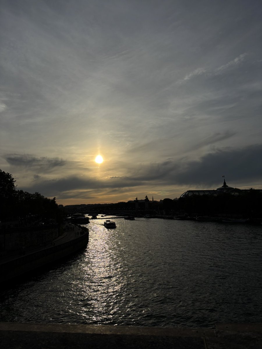 8ryuh_'s tweet image. faire le touriste dans la ville ou t’habite #swag