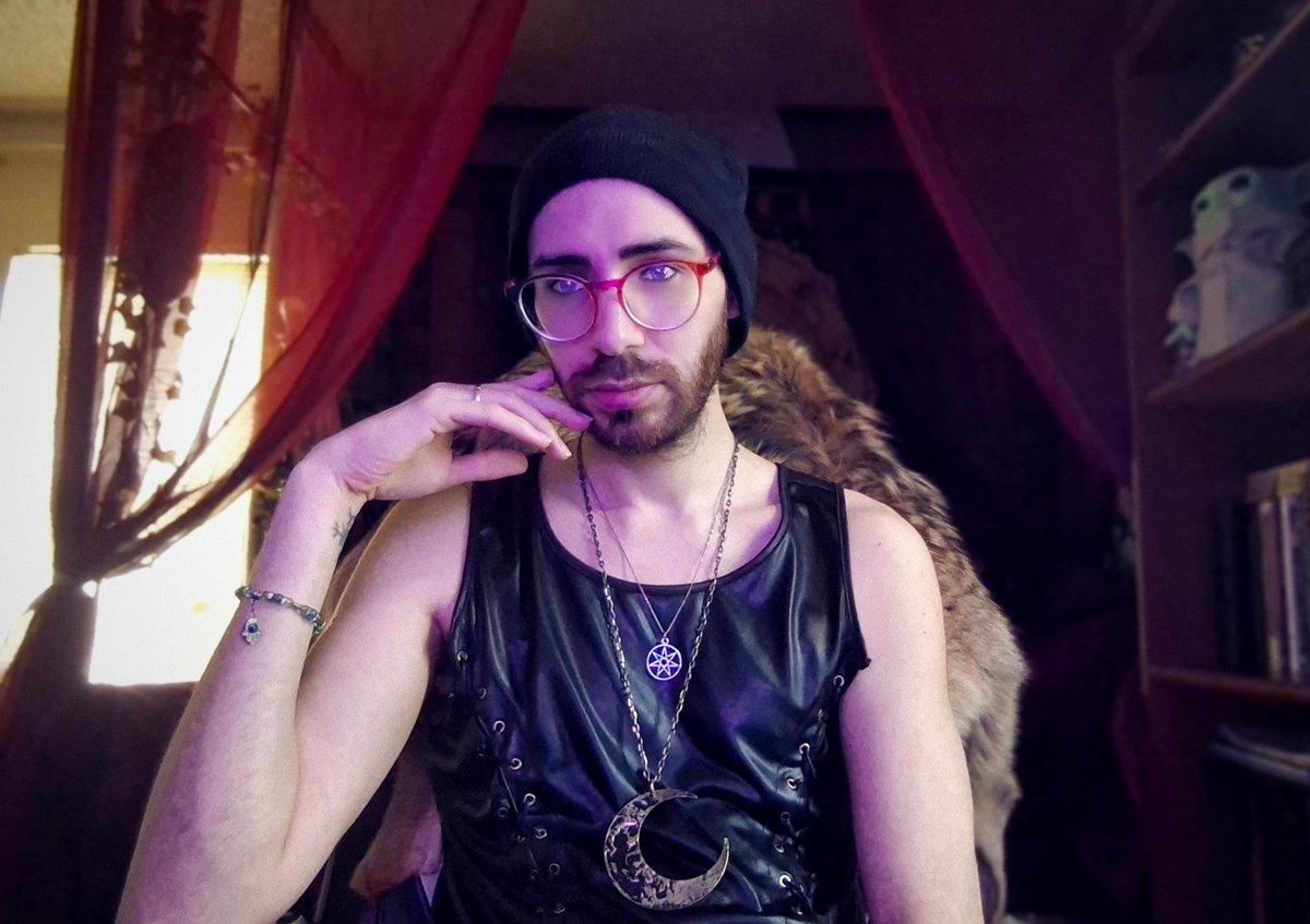 StarboyCosmic's tweet photo. 🖤  

#malewitch #gay #gayboy #queer #lgbtq #vibes #witchery #moodaf https://t.co/VK1Wizih0P