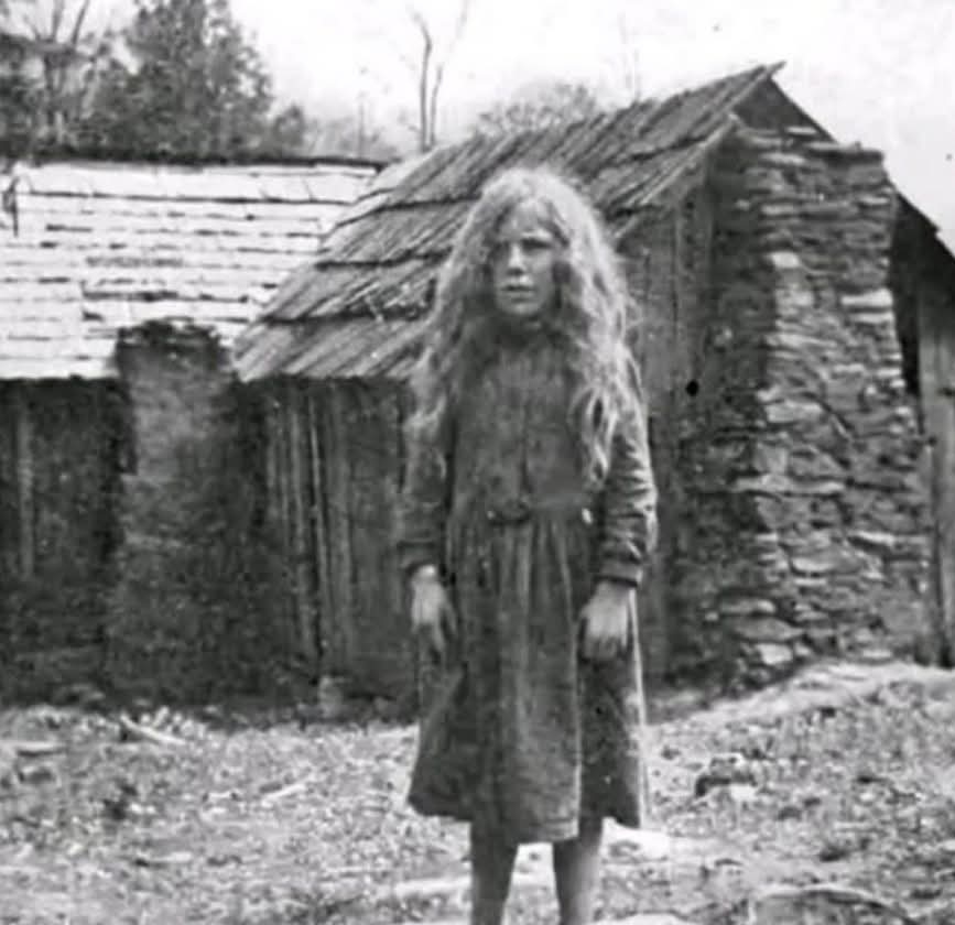 Dr_TheHistories's tweet image. A young mountain girl stands outside her family’s cabin in the Great Smoky Mountains in this circa 1912 photograph. It captures a rare and intimate look at rural Appalachian life, a region that at the time remained largely cut off from much of the United States.

In early 20th