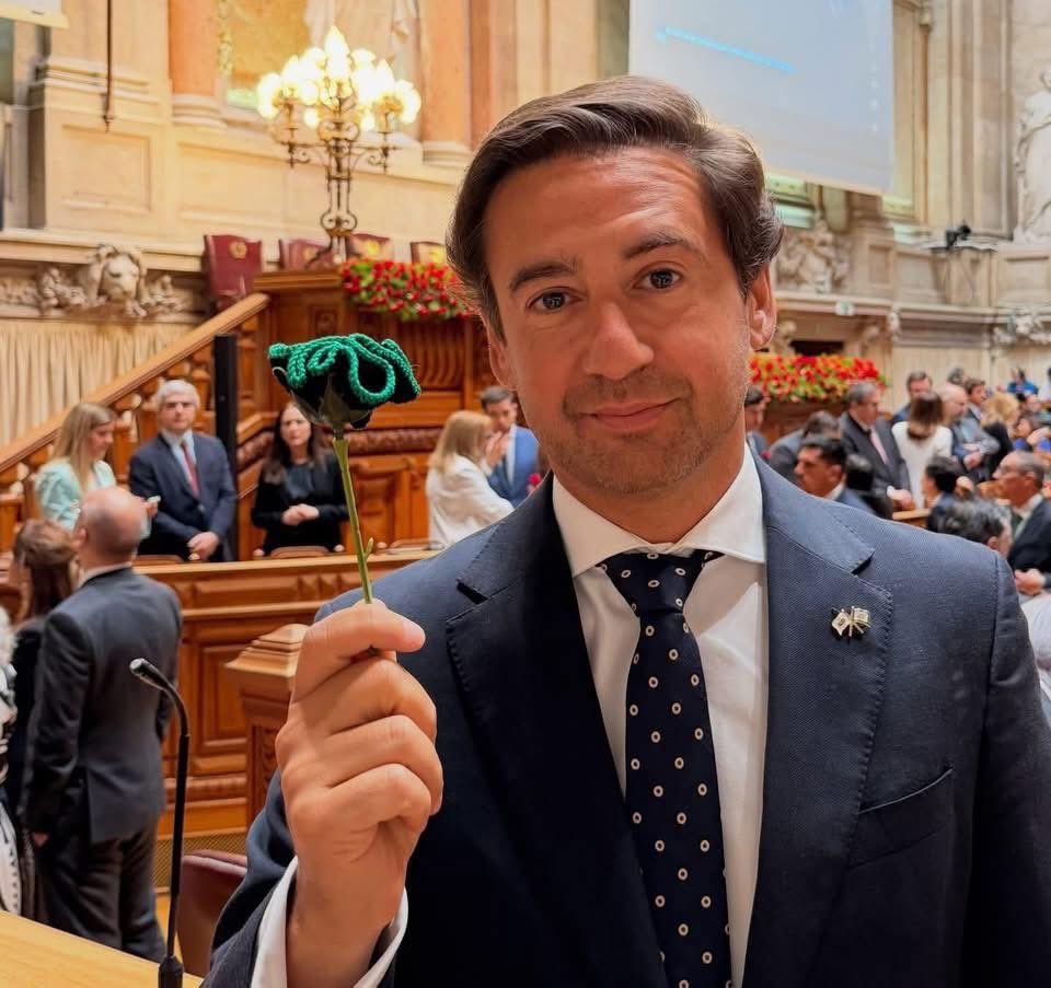 O Chega saiu do armário!
Hoje, no 25 de Abril, na AR, os deputados do CHEGA entenderam substituir o cravo vermelho pelo cravo verde, que l ficou associado a Óscar Wilde e à identidade homossexual masculina, funcionando como sinal discreto, irónico e codificado!
Parabéns, gays! 💪🏼