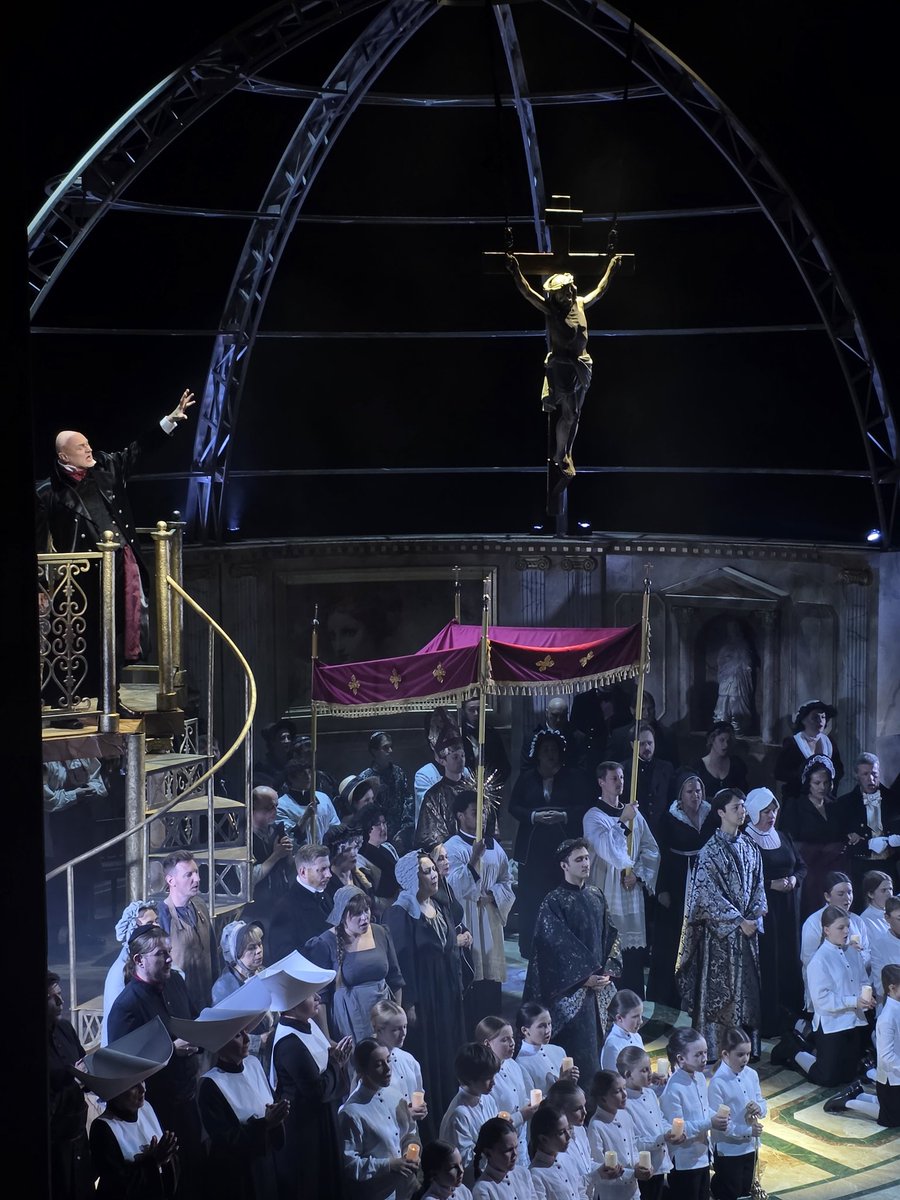 JoannaOrtyl's tweet image. 🎭 I’ve just watched ‘Tosca’, Giacomo Puccini’s gripping three-act opera. A story without a happy ending... 
🔥Can you spot the differences between the first and fourth photos?
⭐️ But seriously, I always recommend performances at the Krakow #Opera #OrtylPhotoLab @krakow_pl