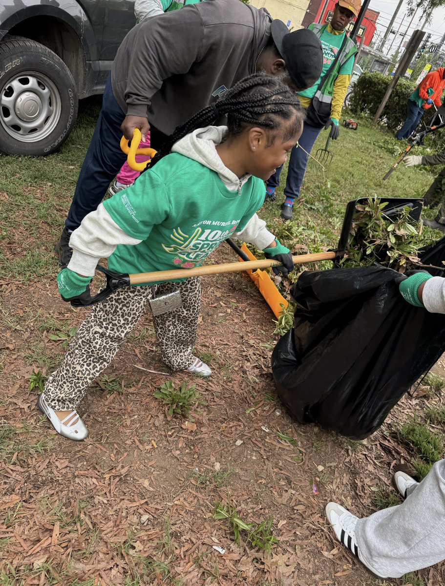 DCMOCRS's tweet image. A massive THANK YOU 💚to all the amazing volunteers for making the 10th Annual Spring Cleanup such a success across all 8 Wards! #CleanDC #CommunityHeroes ￼