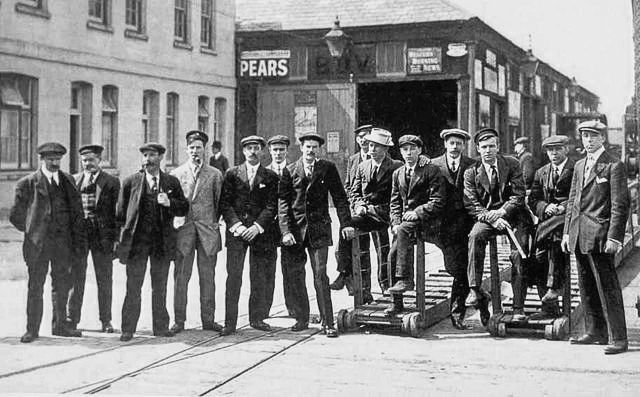 MeriaRmsTitanic's tweet image. In the afternoon, part of the #Titanic crew (81 people) is allowed to reach Plymouth station to take the train to Southampton. The rest, the 20 stewardesses and 86 other crew members, have to spend the night in Plymouth.
#Titanic2026  #Titanic114