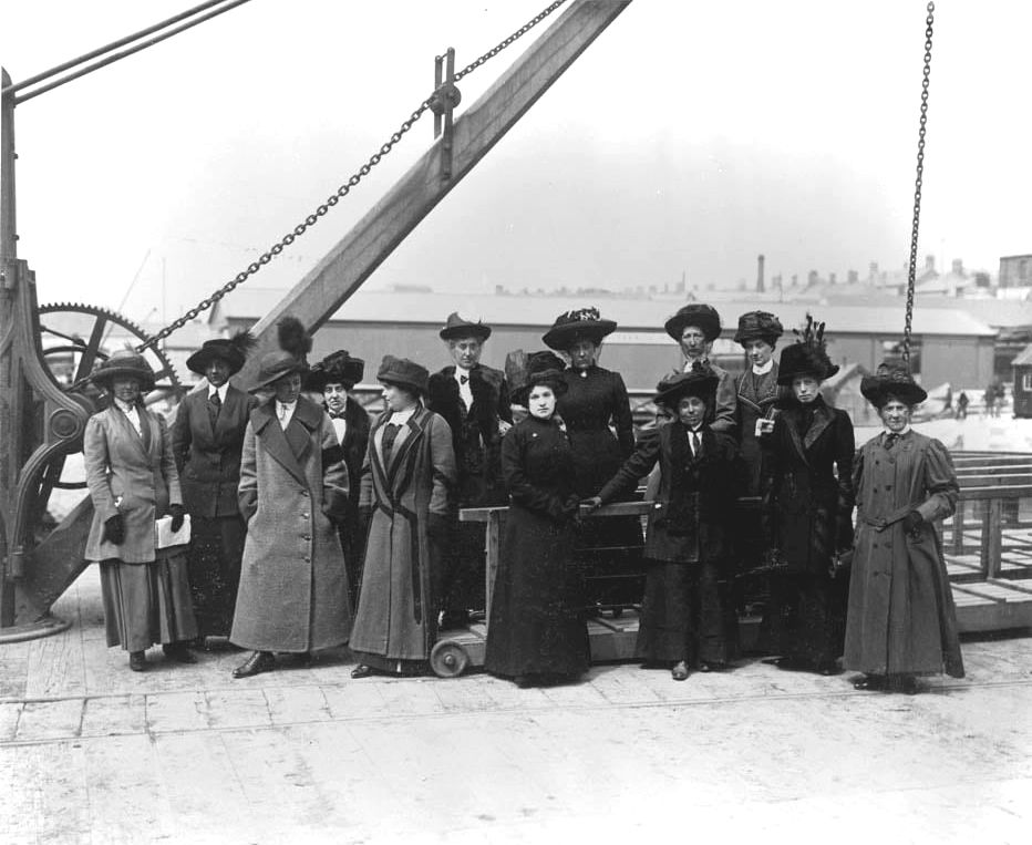 MeriaRmsTitanic's tweet image. In the afternoon, part of the #Titanic crew (81 people) is allowed to reach Plymouth station to take the train to Southampton. The rest, the 20 stewardesses and 86 other crew members, have to spend the night in Plymouth.
#Titanic2026  #Titanic114