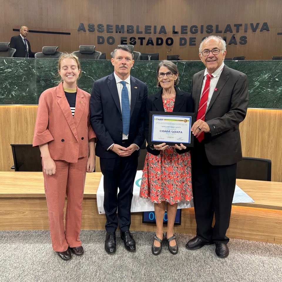 IEAmbBrazil's tweet image. Muito honrado em participar da sessão solene na Assembleia de Goiás hoje, em homenagem à Ir. Margaret Hosty, organizada por @maurorubempt.

Com o #GrupoAAVE, Margaret acolheu milhares de goianos com #HIV e #AIDS.

Uma honra mais que merecida! 🇮🇪🇧🇷.
