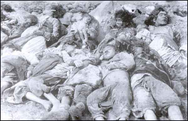Ermenilerin Anadolu’da yaptığı katliama ait bazı görüntüler. 
Bunları Ermeni yanlısı alçaklara gösterin. 

25 Nisan 1918’de, Subatan’da Ermeniler tarafından öldürülen Türk çocuklar, kadınlar ve karınları deşilerek bebekleri çıkarılan anneler.