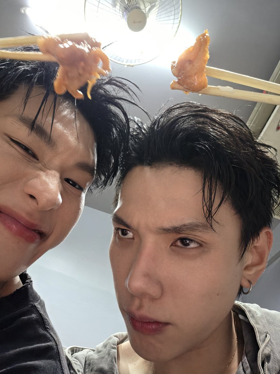 จมูกป้าบานไปหมดละ คนมีแฟนเค้าขิงคนโสดไม่พักเลยวุ้ย แต่ไม่เป็นไร ก็อวดมาได้อีกเลยจ้า อยากเห็นรูปคู่รักเยอะๆ เลยเน้ออออ 😌

#ต้าห์อู๋ออฟโรด #DaouOffroad