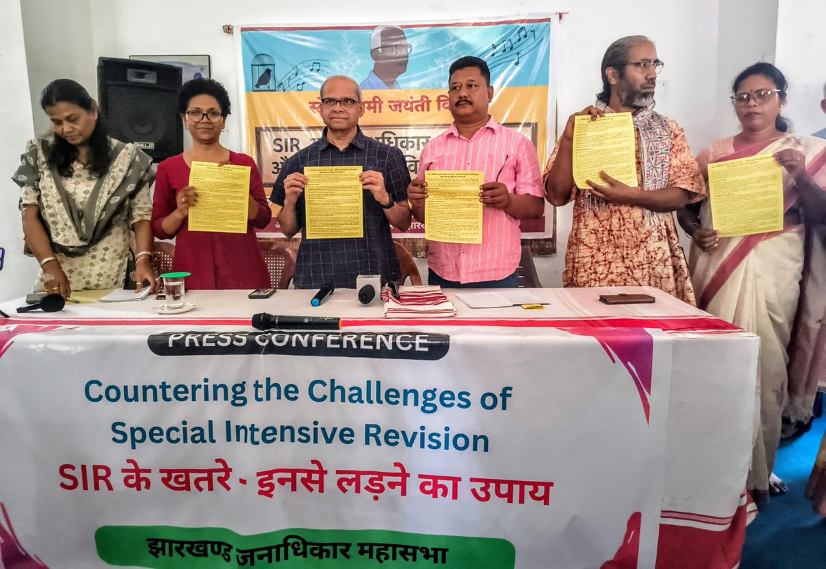 JharkhandJanad1's tweet photo. Today mahasabha and Bagaicha, as part of two day Stan Swamy anniversary, organised discussions with activists and political reps and a press con on SIR and the worsening of electoral systems. @parakala was the main speaker. We also released a pamphlet for mass dissemination. https://t.co/dwRv9OU3tI