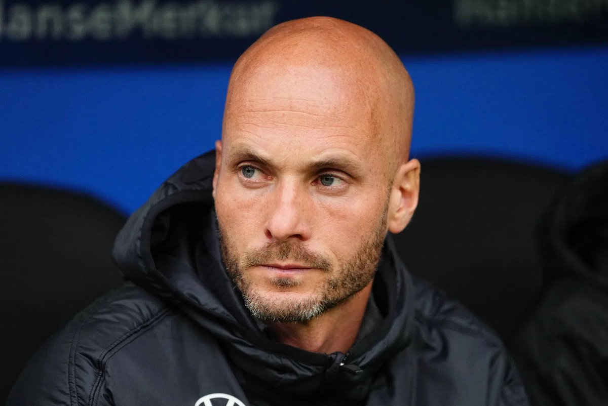 oranjefussball's tweet photo. Der Wechsel von Paul #Simonis als neuer Cheftrainer zu #SpartaRotterdam ist derzeit blockiert - das vermeldet @VI_nl. Während sich Sparta und Simonis weitgehend einig sind, bleibt die Auflösung seines bis 2027 laufenden Vertrags beim #VfLWolfsburg die letzte große Hürde. https://t.co/VSMfzyLMY2
