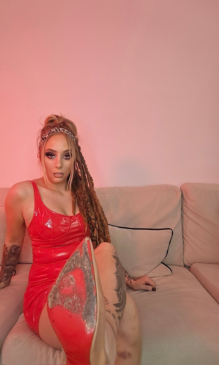 Mistress Selena tweet media
