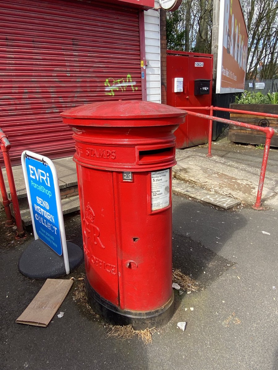 MsNottledim's tweet image. This post box interested me. Slots on the ends. I wonder how common they are #Levenshulme #Manchester #PostBoxSaturday