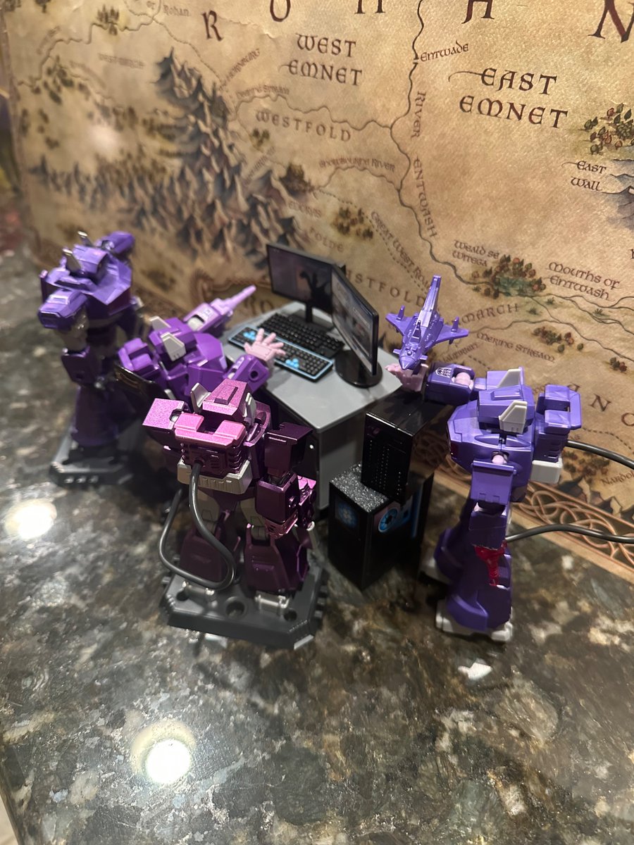 NaTwilana65's tweet photo. Thank you @BlokeesOfficial for giving me the creative means to make up my own Shockwave adventures! #blokees #shockwave #transformersshockwave #tfshockwave

Untold Cybertron Stories: What Shockwave was really up to when he was left on Cybertron for millions of years: https://t.co/ia3TIkkFhk