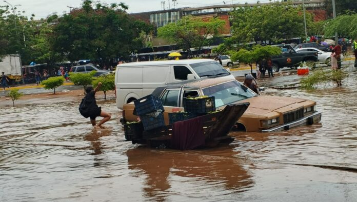 ReporteYa's tweet image. #25Abr #Zulia #Lluvias
Lluvias en Maracaibo colapsaron el drenaje en el casco central, causando inundaciones que afectaron el tránsito y la actividad comercial, mientras autoridades atienden la emergencia. – @radiofeyalegria