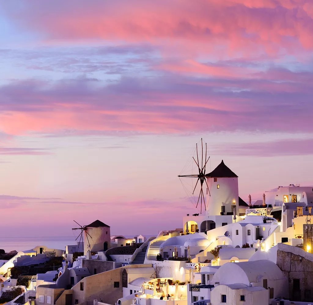 JerryLandis1's tweet image. "Chasing sunsets in Santorini  White-washed villages, blue domes, and wine that tastes like summer. Every corner feels like a postcard—worth every mile!  #SantoriniVibes #Wanderlust"