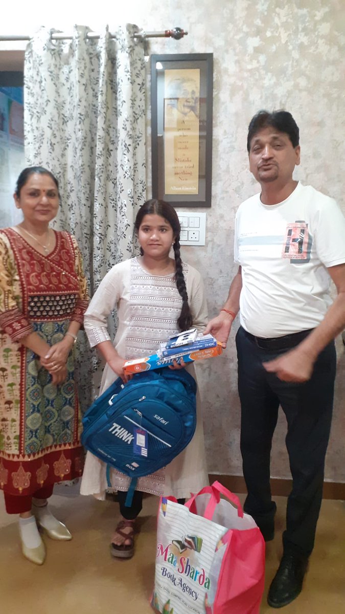 divyasevaa's tweet photo. 📚 अभाव से "अव्वल" तक: बेटी आराध्या की अनकही कहानी
​“जब इरादे नेक हों और हाथ थामने वाले में बजरंगबली का आशीर्वाद हो, तो कोई भी रुकावट शिक्षा का रास्ता नहीं रोक सकती।”
​आराध्या से मेरा रिश्ता तब से है जब वह image_0.png में दिख रही एक नन्ही सी गुड़िया थी। प्रभु हनुमान ने बचपन से ही इस बिटिया की पढ़ाई-लिखाई की ज़िम्मेदारी मुझे सौंपी। यह एक ऐसा दायित्व है जिसे मैं सेवा नहीं, बल्कि अपना सौभाग्य मानता हूँ।
​आराध्या के पिता फ़िलहाल कुछ नहीं करते और माँ भविष्य अकादमी में आया (Helper) के रूप में काम करके परिवार को संभालती हैं। जीवन में संघर्ष तब और बढ़ गया जब कोविड काल में मेरे छोटे भाई की आकस्मिक मृत्यु हो गई। उस सदमे और मानसिक अवसाद के कारण, मैं लगभग 4 वर्षों तक आराध्या की पढ़ाई की सेवा नहीं कर पाया। यह एक ऐसी टीस थी जिसने मुझे झकझोर कर रख दिया था।
​लेकिन कहते हैं न, 'जाको राखे साइयाँ, मार सके न कोय'। आराध्या टूटी नहीं, वह डटी रही। आज वह बिटिया आस्था किरण संस्था द्वारा संचालित भविष्य अकादमी में कक्षा 7 की छात्रा है।
​🌸 सबसे खुशी और गर्व की बात यह है कि कक्षा 6 में आराध्या ने अपनी पूरी क्लास में द्वितीय (Second) स्थान प्राप्त किया है! यह उपलब्धि सिर्फ एक अंक नहीं, बल्कि उसके संघर्ष, मेहनत और भगवान के प्रति अडिग विश्वास की जीत है। अब उसने यह दृढ़ संकल्प लिया है कि वह कक्षा 7 में प्रथम (First) आकर दिखाएगी। उसके इस हौसले ने मेरे विश्वास को और मजबूत कर दिया है।
​वर्तमान में, आराध्या की हर महीने की स्कूल फीस, होली-दिवाली पर नए कपड़े और मिठाई जैसी बुनियादी सेवा की ज़िम्मेदारी प्रभु हनुमान ने फिर से मुझे सौंप दी है। नए सत्र की शुरुआत में उसे कॉपियां-किताबें और स्टेशनरी चाहिए थी। एक स्कूल प्रशासन के सहयोग से, स्टेशनरी शॉप से लगभग 30% का डिस्काउंट दिलाने के बाद, इस बार किताबों की कुल लागत 4880/- रुपये आई।
​✨ परोपकार के हाथ
​इस पुनीत कार्य में बेटी आराध्या की शिक्षा के लिए 4880/- रुपये का पूरा सहयोग हमारे हर माह के दानदाता, हिंद पतंजलि के मालिक माल्य अग्रवाल जी की धर्मपत्नी आदरणीय अलका अग्रवाल जी द्वारा किया गया। उनकी इस उदारता ने इस बिटिया के सपनों को नए पंख दिए हैं।
​प्रार्थना:
ईश्वर से यही प्रार्थना है कि वे इन दोनों पति-पत्नी और उनके पूरे परिवार को हमेशा खुश रखें और उनकी अतुल्य संपत्ति में से इस तरह के दान-पुण्य करने की शक्ति उन्हें सदैव प्रदान करते रहें। बजरंगबली, इस बेटी को शक्ति दें कि वह अपना संकल्प पूरा कर सके।
​🙏 सदैव सेवा में समर्पित,
दीपक
संस्थापक, दिव्य सेवा फाउंडेशन
📍 लखनऊ, उत्तर प्रदेश