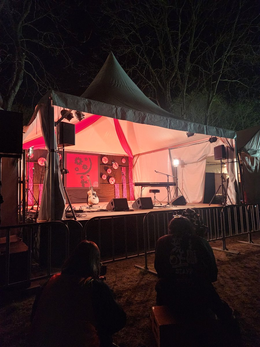 fuu_suke's tweet photo. #杉本ラララ が #アラバキ フェスに初出演。花笠スクエア深夜0:30開始で、アンコール含めたっぷり6曲。
杉本ラララがマジ最高過ぎる。映像の中だけの存在がライブで見れる感動。だてに1京41年生きてないわ、歌が上手すぎる。
杉本ラララ初めてのロックフェスを最前で観たことを末代まで語り継ぎたい。 https://t.co/72bQgmHAEs