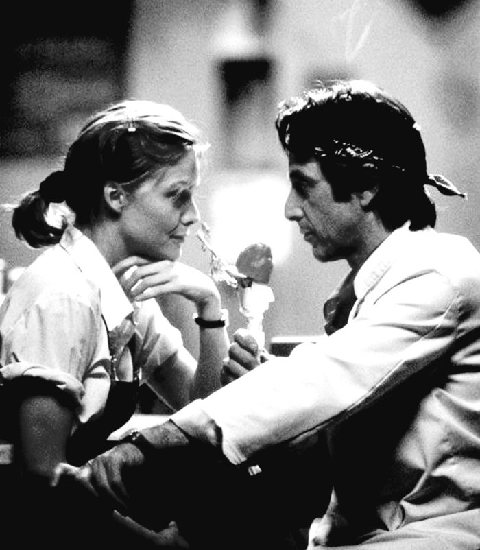 "No puedo hacer desaparecer de tu vida lo malo, pero lo que sí puedo es estar a tu lado si lo malo vuelve a aparecer".
🎞 Frankie and Johnny (1991)
Michelle Pfeiffer y Al Pacino