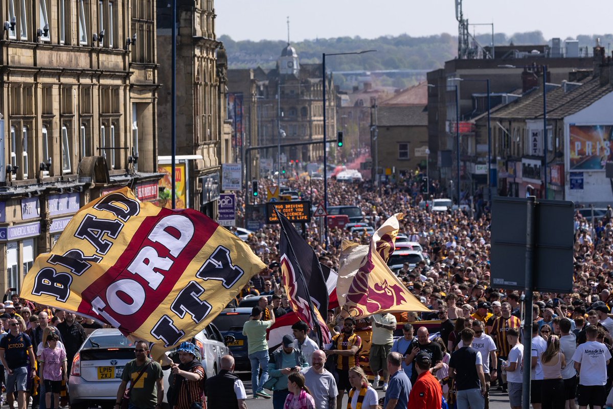 ThomasGaddPhoto's tweet image. A river of Claret &amp;amp; Amber…. 

#BCAFC