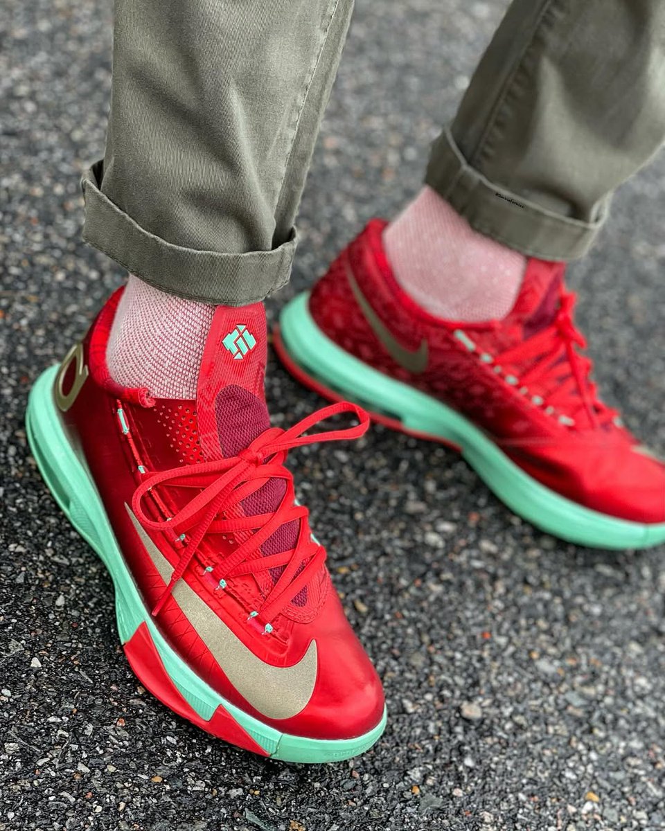JustFreshKicks's tweet photo. BREAKING: Nike KD 6 "Christmas" Returns December 26th 🎅 https://t.co/DfS4OjkKgN