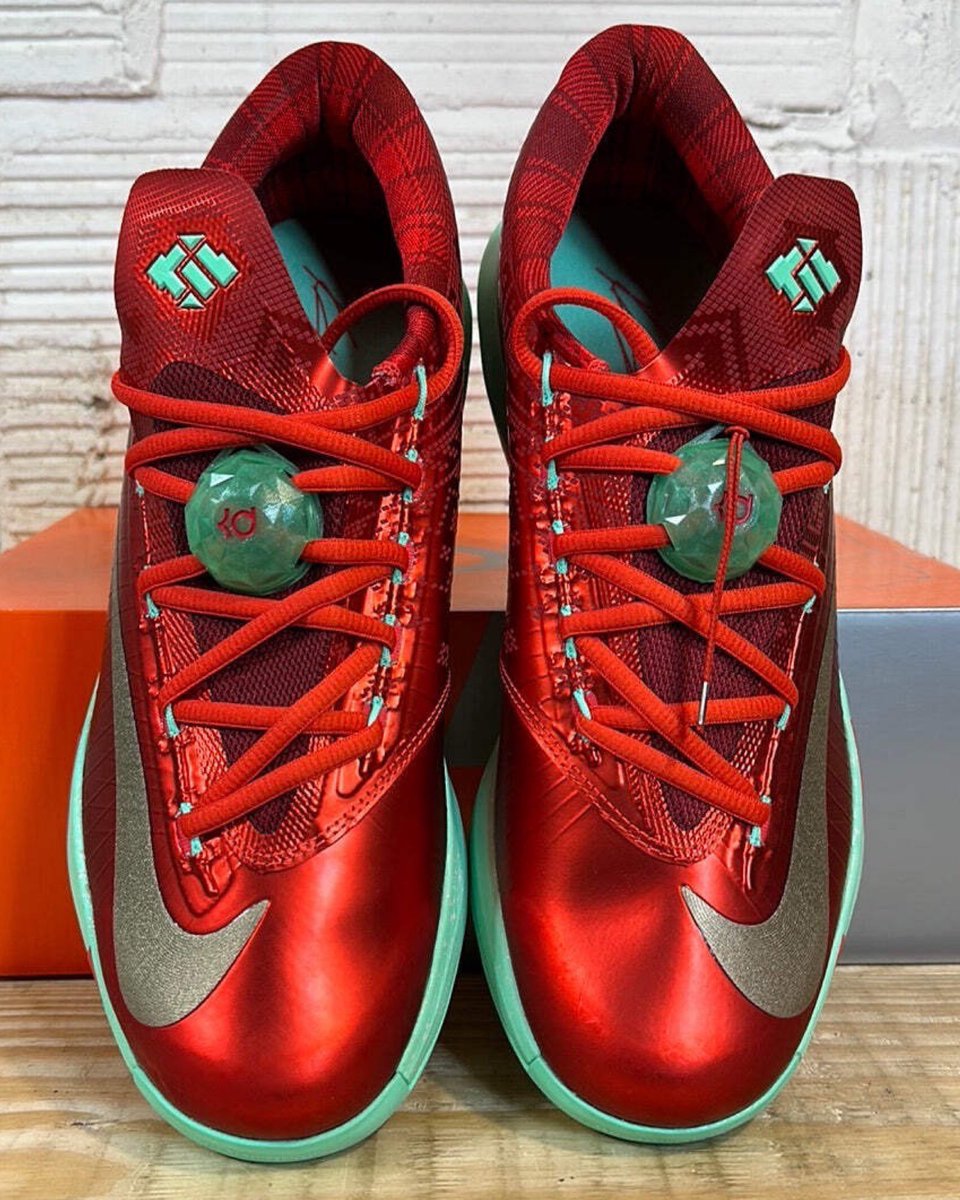 JustFreshKicks's tweet photo. BREAKING: Nike KD 6 "Christmas" Returns December 26th 🎅 https://t.co/DfS4OjkKgN