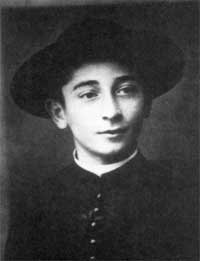 7 gennaio 1931 - 13 aprile 1945  Monchio di Palagano (Modena).

Si chiamava Rolando Rivi, aveva solo 14 anni ed era seminarista.
Due partigiani della Brigata Garibaldi (battaglione Frittelli) lo prelevarono dalla canonica. Lo costrinsero a togliersi la tonaca, lo picchiarono e lo